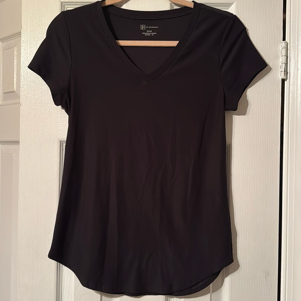 💖3/$15💖 NWOT Black V-neck Tee